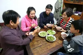 父亲去世不久母亲就要再婚，婚礼上继父给了我一张纸看完我叫了声爸图片