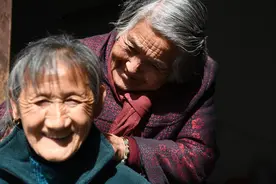一个嫁给官二代，一个嫁给“黑五类”，两姐妹后半段的人生大不同图片
