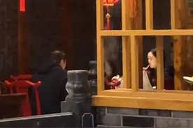 李亚鹏带女友聚餐，李嫣坐旁边低头喝饮料，妈妈王菲被传又产子图片