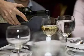 博士生因不会倒酒被开除，学历和“眼力见”，到底哪个更重要？图片