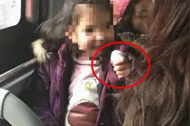 5岁女童公交上“把玩”仓鼠，好心乘客劝告反被妈妈怼：要你管？图片