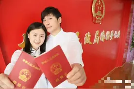 沈腾录《笑起来真好看》间隙，蹲墙根晒太阳接地气，秒变遛弯大爷图片