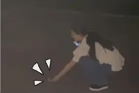 范冰冰约杨天真聚餐，二人深夜路边喂流浪狗，画面超有爱图片