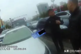 “破解”小区门禁，男子用硬纸板打印他人车牌图片