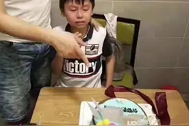 “最残忍生日蛋糕”火了，9岁男孩当场情绪失控，网友：生无可恋图片