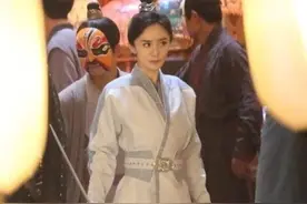 33岁杨幂又被曝黑脸不耐烦，眼神写满疲惫，爱情也无法拯救她？图片