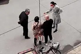 “别买了中不中？”女儿当街向母亲下跪嚎哭，老人态度让人寒心图片