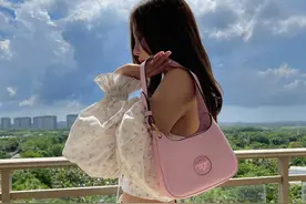 继吴宣仪，沈梦辰再现“辱华”品牌，沈梦辰晒美图宣传包包图片
