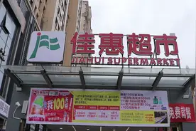 她们张开双臂飞奔而上，用身体救下老人！！贵州两女孩被网友疯狂点赞图片
