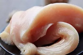 买鸡胸肉时，不管多便宜碰到这3种不买，超市员工：从不给家人吃图片