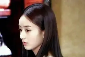 被黑长直的赵丽颖美到了，这个发型堪称直男斩，连杨幂都变清纯了图片