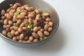 酱香咸辣，比原味更能吃出花生的甘甜 酱卤花生图片