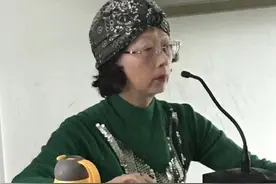 当老师变身“行走的衣柜”，精致感逗乐学生：从此上课不走神图片