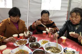 咸阳农村流水席，有虾有鸡硬菜多，酱辣子必不可少图片
