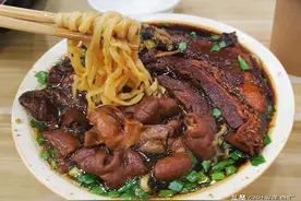 深巷里的老面馆，开了近三十年只有六张桌子，食客：面里的肉真多图片