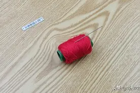 穿针困难不用求人，只需一个瓶盖，又快又准零失误，方法简单实用图片