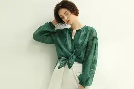 腔调的大衬衫，纽扣解开两颗，可以表达女性的 轻松慵懒知性气质图片