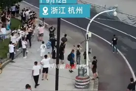 危险！钱江大潮扑岸游客瞬间逃离图片