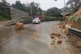 【井陉：雨中路面出现大落石 交警及时清理除隐患】图片
