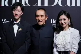 70岁张艺谋近照认不出，身形消瘦老态尽显，憔悴难掩不似从前图片