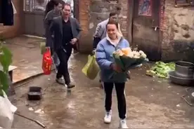 云南一情侣定亲，男方穿袄子女生系围裙迎接自嘲：最寒酸的山楂树图片