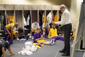 NBA球员在更衣室都干嘛？有人吃东西，汤神看报纸，还有人打麻将图片
