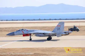 起飞！海军航空大学某团组织低空飞行训练图片