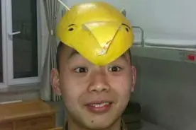 开心一刻笑话：有个女孩她来到一个文具店里，想买只彩色铅笔图片