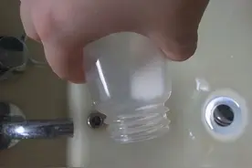 用开水烫奶瓶！新手爸妈图省事的举动，其实是在“坑娃”图片