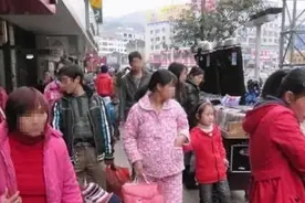 校门口接娃放学的“睡衣妈妈”，方便了自己，却伤害了孩子自尊图片