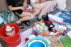 每日一笑：妹子就算毕业了，也不能把啥隐私的东西都摆出来卖吧图片