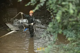 直击山西运城救援：抽水作业24小时不停歇，“爱心食堂”搬到坝上图片