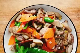 香菇火腿肠~有胡萝卜，有青椒，五颜六色的美味图片