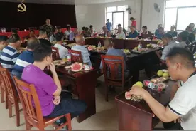 金宝乡大桥村委举行“八一建军节，老兵座谈会”，为老兵送去慰问和祝福图片