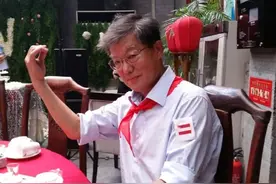 车晓为爸爸庆生，车晓彤俏皮戴红领巾，与王丽云离婚后重组家庭图片