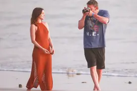 秀恩爱！本·阿弗莱克为新女友拍照，海边写真清丽唯美图片