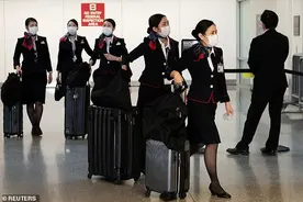日本航空空姐下月起不必再穿短裙高跟鞋，网友为人性化政策点赞图片