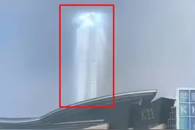 沈阳K11大厦天空突现阶梯光柱，终于找到实景了，它原来真实存在图片