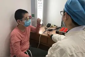 上网课一个多月,杭州2年级女孩眼睛看不清了 医生:这个保健动作请记好图片
