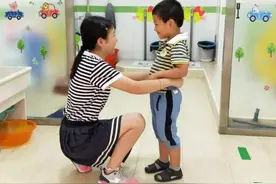 4岁孩子湿着裤子回家，妈妈在家长群里讨说法，老师：我不是保姆图片