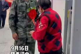 中国军人的团圆瞬间，今天请让它刷屏！图片