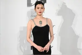 奚梦瑶二胎孕肚初显！挺大肚大胆挑战紧身吊带裙，肚子隆起也优雅图片