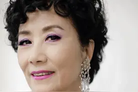 71岁汪明荃仍爱美，衣品穿搭不比年轻人差，状态好到让人羡慕图片