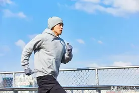 总有一个比你忙的人在坚持运动图片