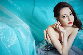 迪丽热巴性感居家写真图片