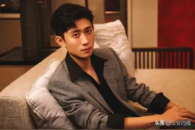 张一山难得认真穿，西装搭衬衫好有范，但还是丢不掉“痞帅风”图片