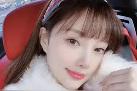 李小璐脖子上草莓印明显，和贾乃亮疑复合，两人最近动态现端倪图片