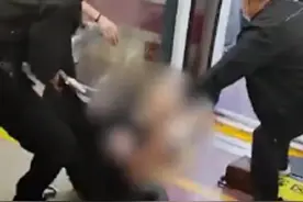 女子被保安拖下地铁衣衫不整，引网友热议！图片