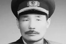 开国中将向聂荣臻拍桌子，聂荣臻大怒：我不收拾你，我找人收拾你图片