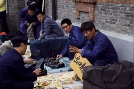 那些摆摊起家的富豪们图片